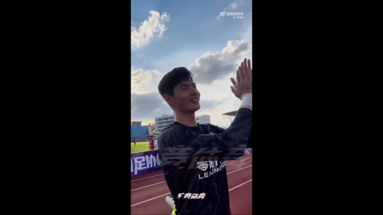 霍深坪向球迷致谢